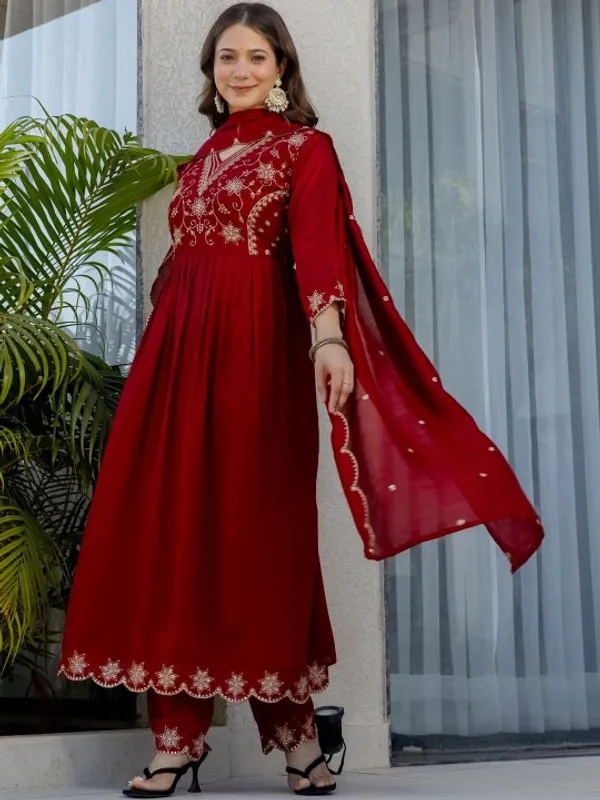 Women_Ethnic_Motifs_Embroidered_Empire_Thread_Work_Kurta_With_Trousers_Dupatta