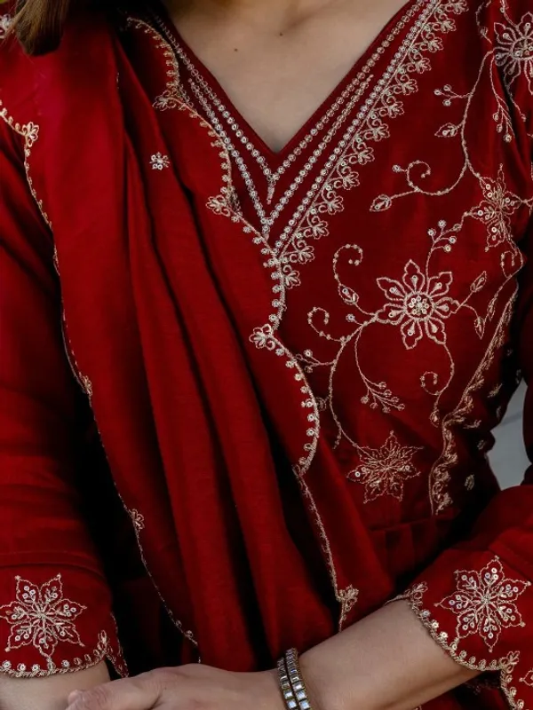 Women_Ethnic_Motifs_Embroidered_Empire_Thread_Work_Kurta_With_Trousers_Dupatta