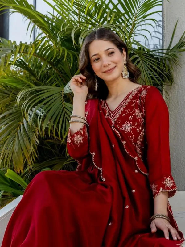 Women_Ethnic_Motifs_Embroidered_Empire_Thread_Work_Kurta_With_Trousers_Dupatta