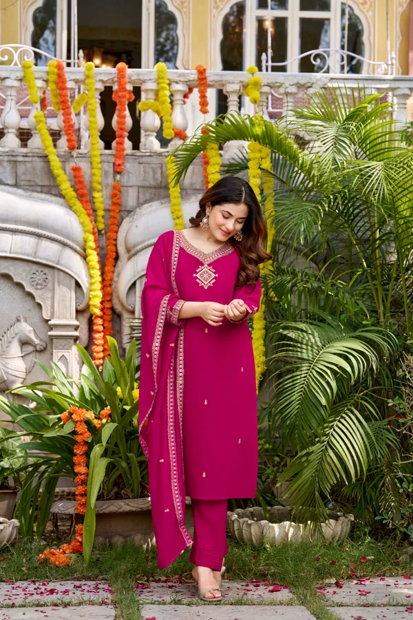 Pink_Silk_Blend_Regular_Embroidered_Kurta_Set_For_Women
