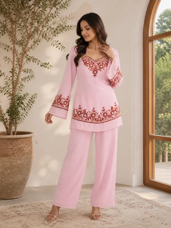 Pink_Georgette_Regular_Floral_Embroidered_Kurta_Set_For_Women