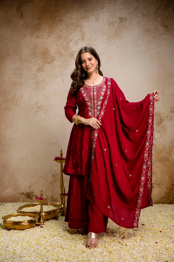 EMBROIDERED_MUL_CHANDERI_KURTI_Dupatta_WHIT_PALAZZO