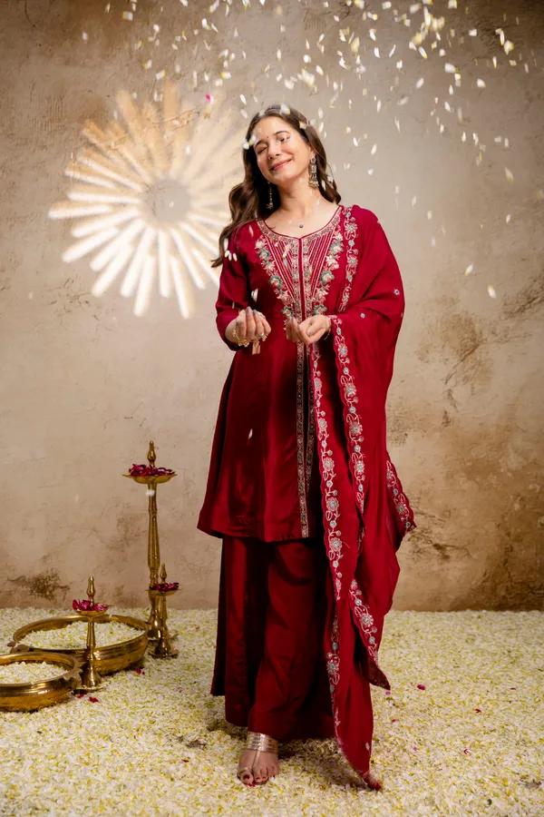 EMBROIDERED_MUL_CHANDERI_KURTI_Dupatta_WHIT_PALAZZO