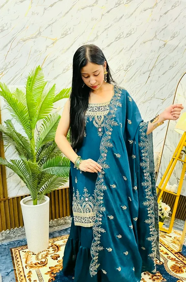 Featuring_beautiful_Heavy_Suit_Set_which_is_beautifully_decorated_Embroidery_work