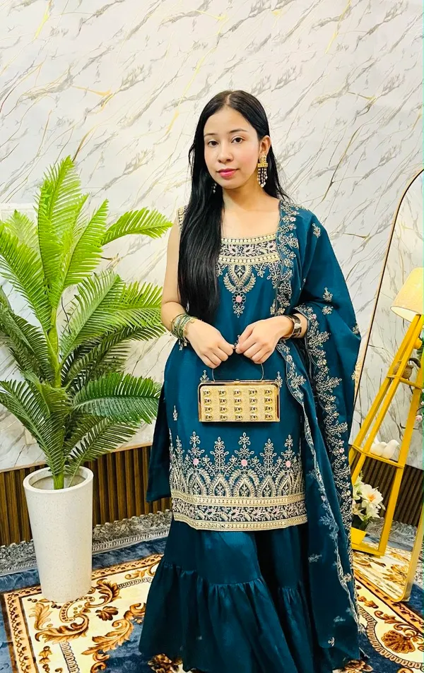Featuring_beautiful_Heavy_Suit_Set_which_is_beautifully_decorated_Embroidery_work
