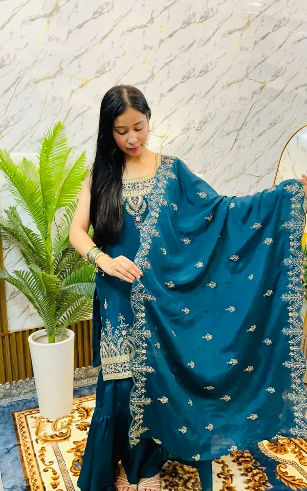 Featuring_beautiful_Heavy_Suit_Set_which_is_beautifully_decorated_Embroidery_work