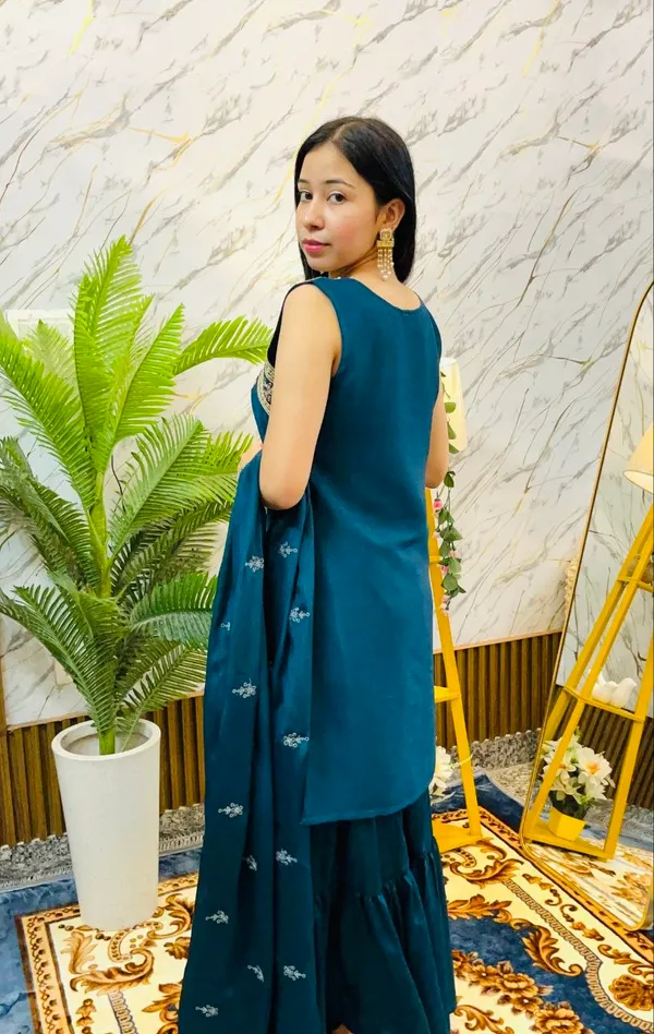 Featuring_beautiful_Heavy_Suit_Set_which_is_beautifully_decorated_Embroidery_work