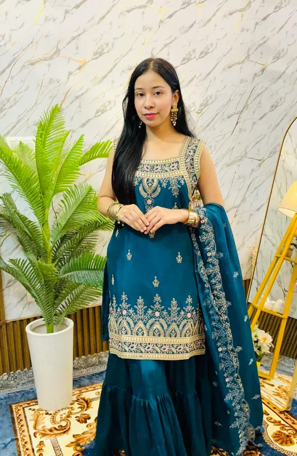 Featuring_beautiful_Heavy_Suit_Set_which_is_beautifully_decorated_Embroidery_work