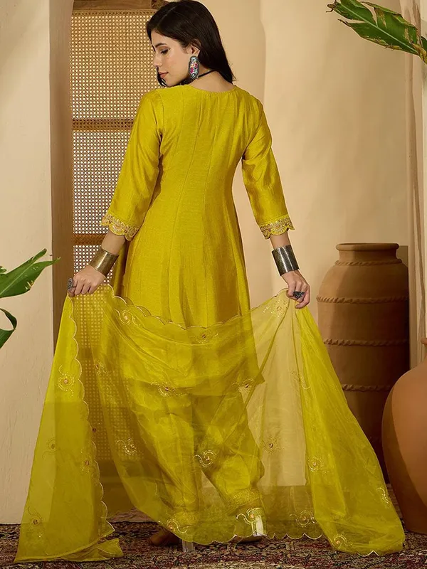 Yellow_Polyester_Cotton_A_Line_Embroidered_Kurta_Set_For_Women