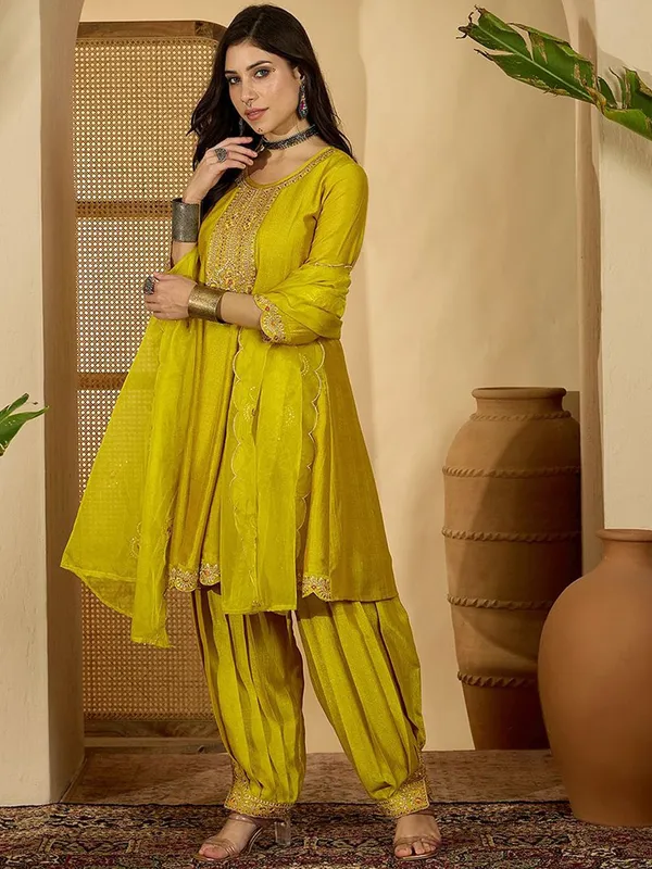 Yellow_Polyester_Cotton_A_Line_Embroidered_Kurta_Set_For_Women