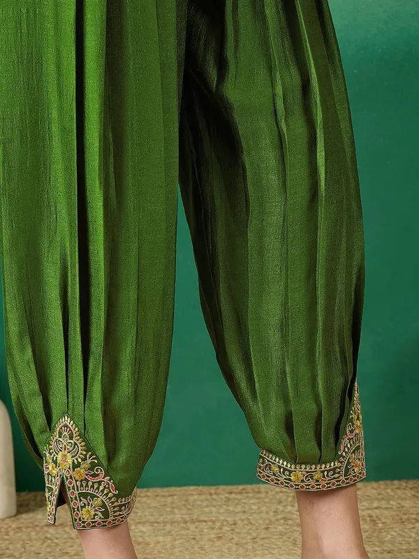 Green_Polyester_Cotton_A_Line_Embroidered_Kurta_Set_For_Women