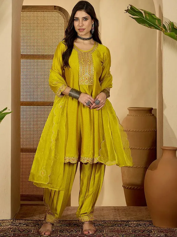Yellow_Polyester_Cotton_A_Line_Embroidered_Kurta_Set_For_Women