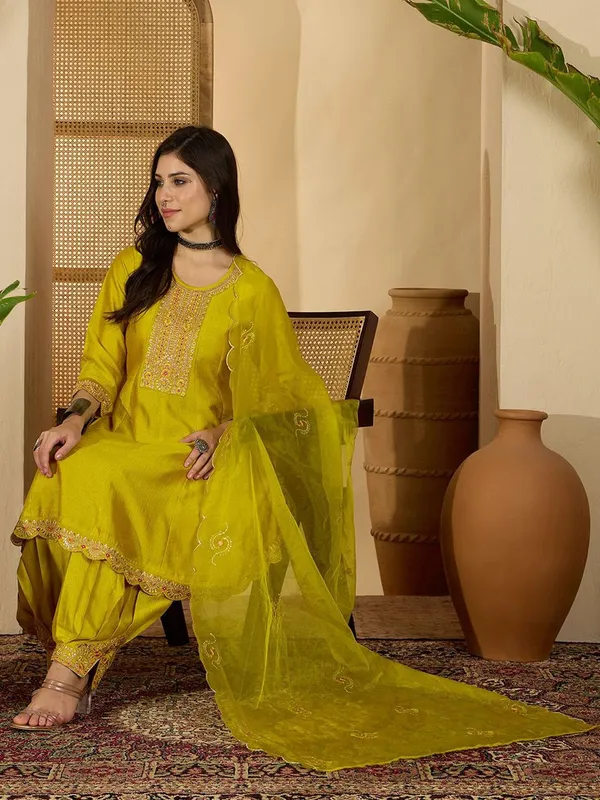 Yellow_Polyester_Cotton_A_Line_Embroidered_Kurta_Set_For_Women