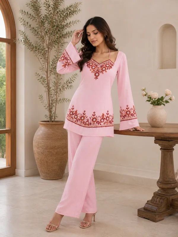 Pink_Georgette_Regular_Floral_Embroidered_Kurta_Set_For_Women