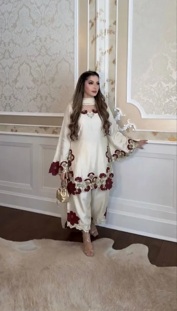 White_Roman_Glass_Regular_Zari_Sequence_Embroidered_Kurta_Set_For_Women