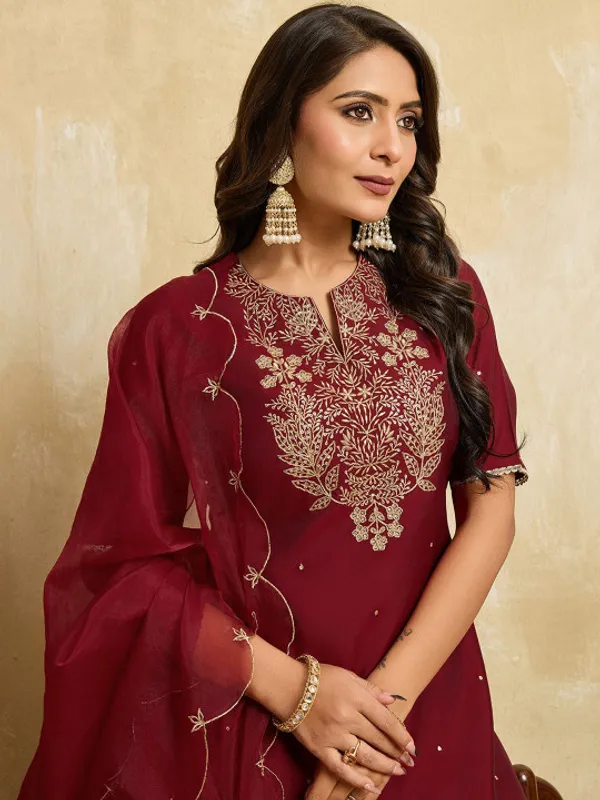 Women_Ethnic_Motifs_Embroidered_Kurta_&_Palazzo_With_Scalloped_Dupatta