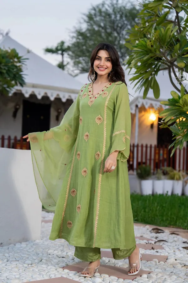 Women_Ethnic_Motifs_Embroidered_Regular_Thread_Work_Chanderi_Silk_Kurta_with_Trousers_&_With