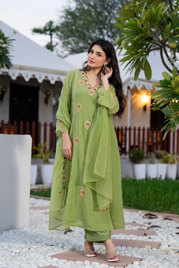 Women_Ethnic_Motifs_Embroidered_Regular_Thread_Work_Chanderi_Silk_Kurta_with_Trousers_&_With
