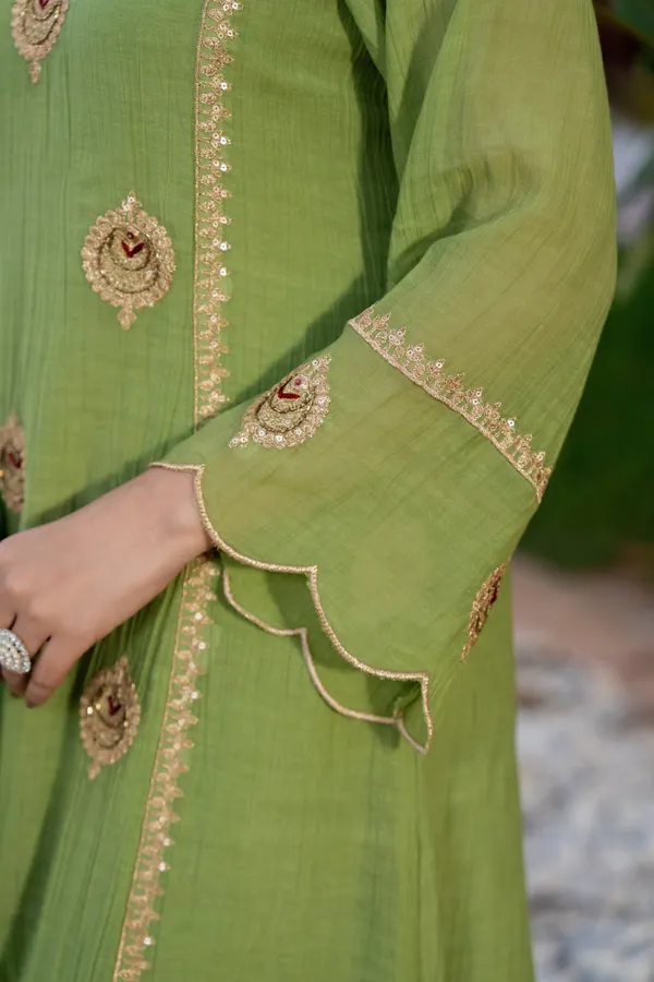 Women_Ethnic_Motifs_Embroidered_Regular_Thread_Work_Chanderi_Silk_Kurta_with_Trousers_&_With
