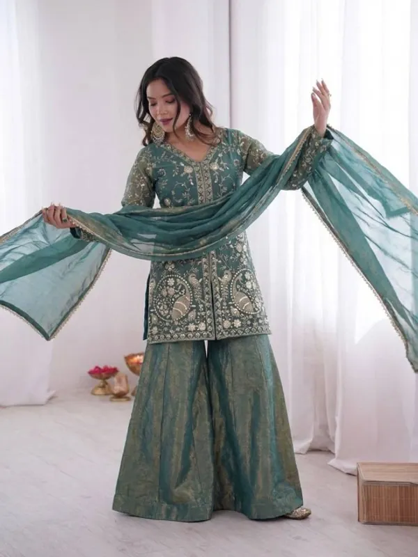 Women_Ethnic_Motifs_Embroidered_Regular_Thread_Work_Kurta_with_Palazzos_&_With_Dupatta