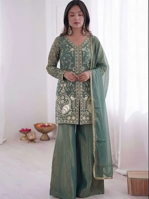 Women_Ethnic_Motifs_Embroidered_Regular_Thread_Work_Kurta_with_Palazzos_&_With_Dupatta