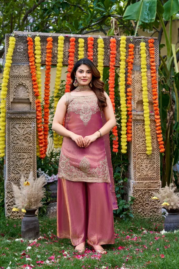 Women_Ethnic_Motifs_Embroidered_Regular_Thread_Work_Kurta_with_Palazzos_&_With_Dupatta