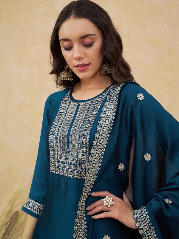 Women_Ethnic_Motifs_Embroidered_Regular_Thread_Work_Kurta_with_Palazzos_&_With_Dupatta