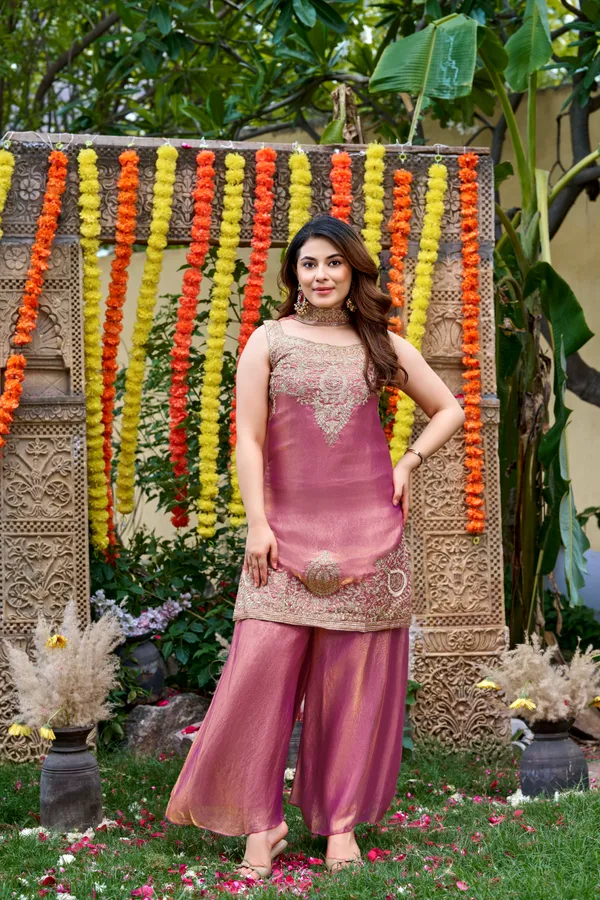 Women_Ethnic_Motifs_Embroidered_Regular_Thread_Work_Kurta_with_Palazzos_&_With_Dupatta