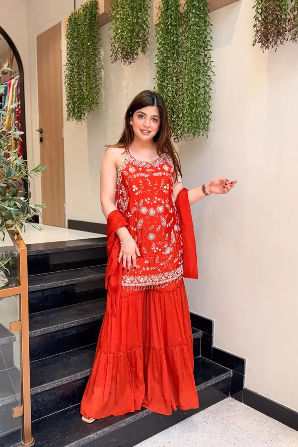 Women_Ethnic_Motifs_Embroidered_Regular_Thread_Work_Kurta_with_Sharara_&_With_Dupatta