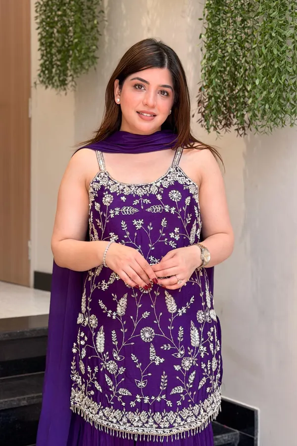Women_Ethnic_Motifs_Embroidered_Regular_Thread_Work_Kurta_with_Sharara_&_With_Dupatta