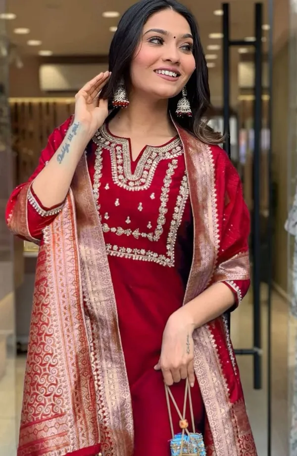 Women_Ethnic_Motifs_Embroidered_Regular_Thread_Work_Kurta_with_Trousers_&_With_Dupatta