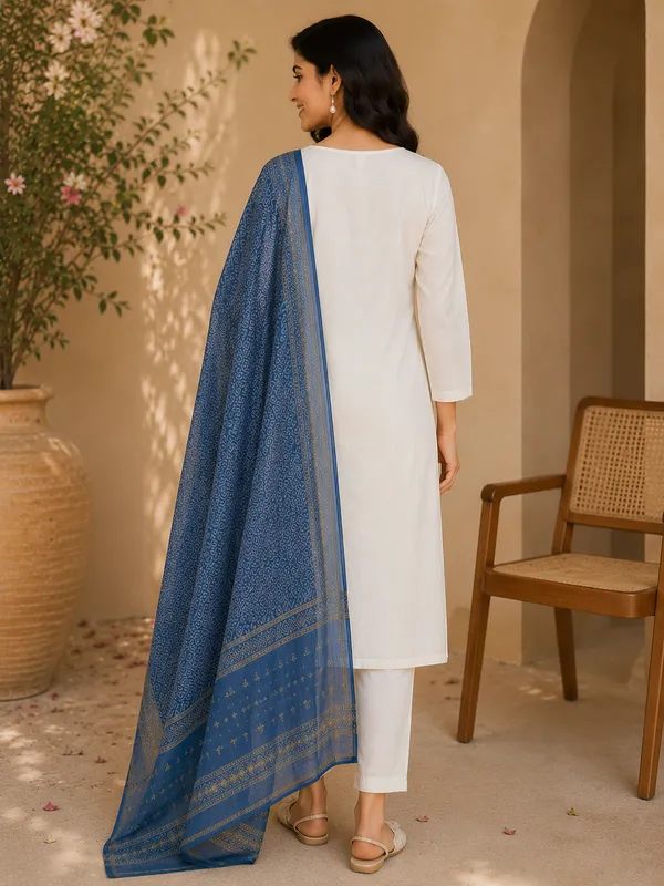 Women_Ethnic_Motifs_Embroidered_Regular_Thread_Work_Kurta_with_Trousers_&_With_Dupatta