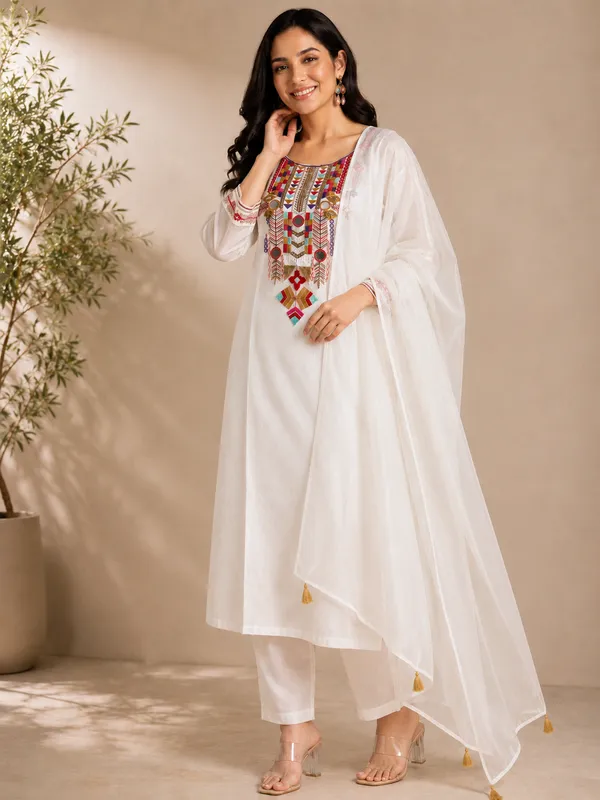 Women_Ethnic_Motifs_Embroidered_Regular_Thread_Work_Kurta_with_Trousers_&_With_Dupatta