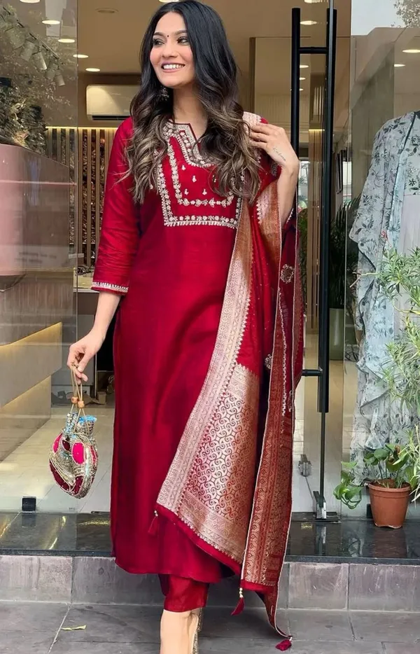 Women_Ethnic_Motifs_Embroidered_Regular_Thread_Work_Kurta_with_Trousers_&_With_Dupatta