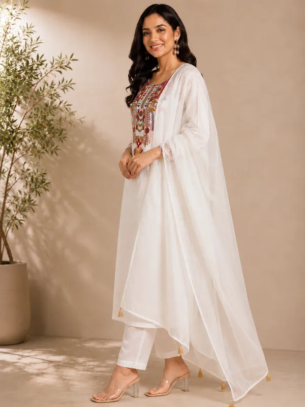 Women_Ethnic_Motifs_Embroidered_Regular_Thread_Work_Kurta_with_Trousers_&_With_Dupatta