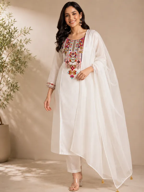 Women_Ethnic_Motifs_Embroidered_Regular_Thread_Work_Kurta_with_Trousers_&_With_Dupatta