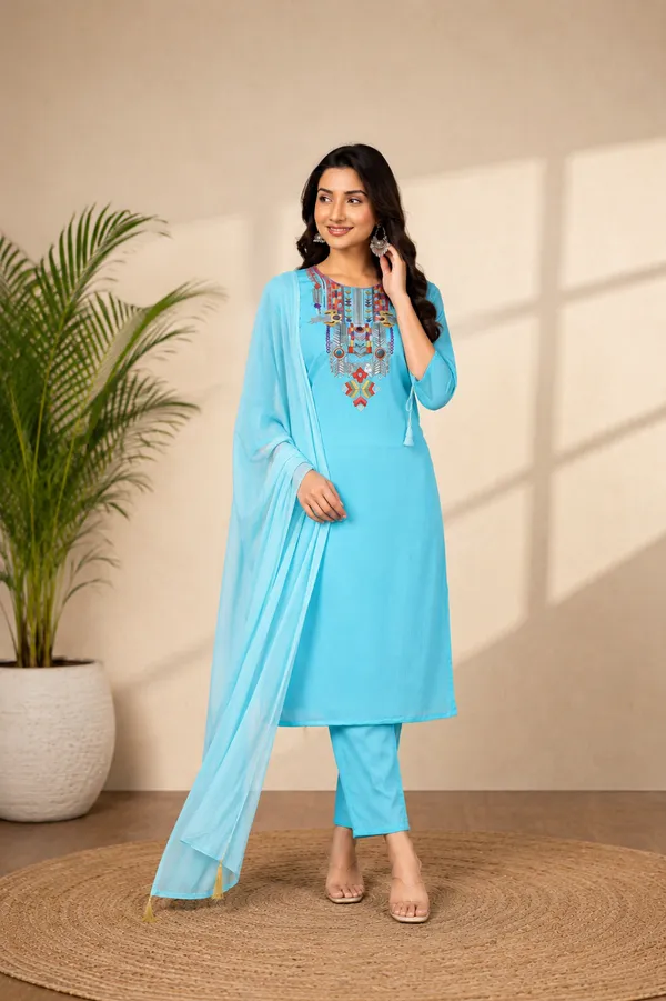 Women_Ethnic_Motifs_Embroidered_Regular_Thread_Work_Kurta_with_Trousers_&_With_Dupatta