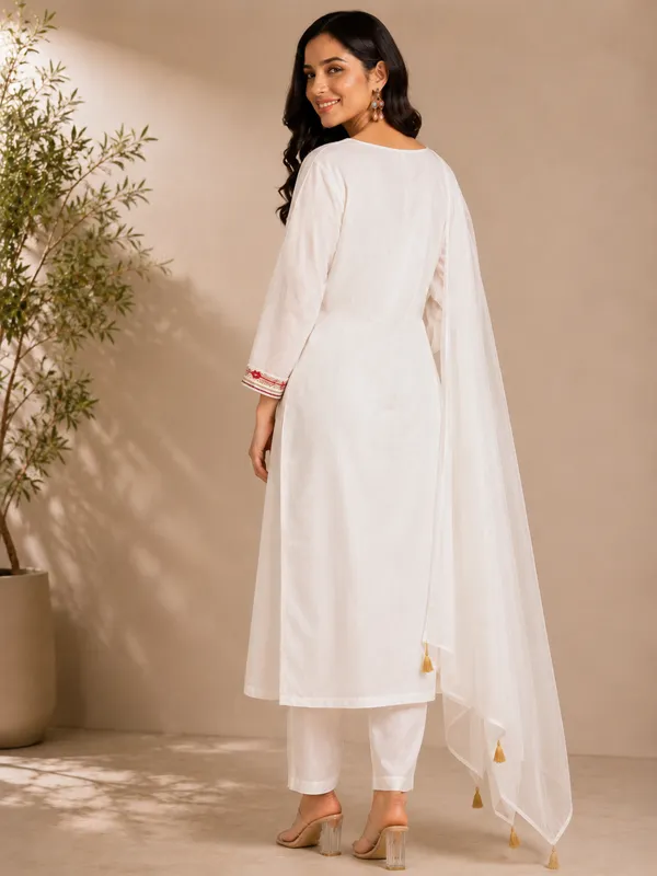 Women_Ethnic_Motifs_Embroidered_Regular_Thread_Work_Kurta_with_Trousers_&_With_Dupatta