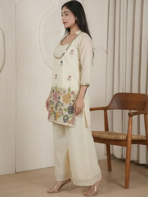 Women_Floral_Embroidered_Regular_Mirror_Work_Kurta_with_Palazzos