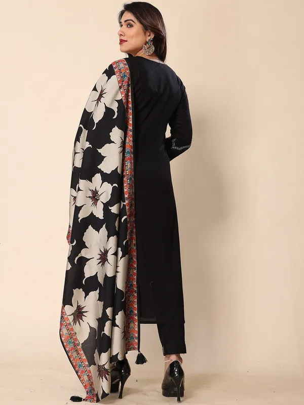 Women_Floral_Embroidered_Regular_Thread_Work_Kurta_with_Trousers_&_With_Dupatta
