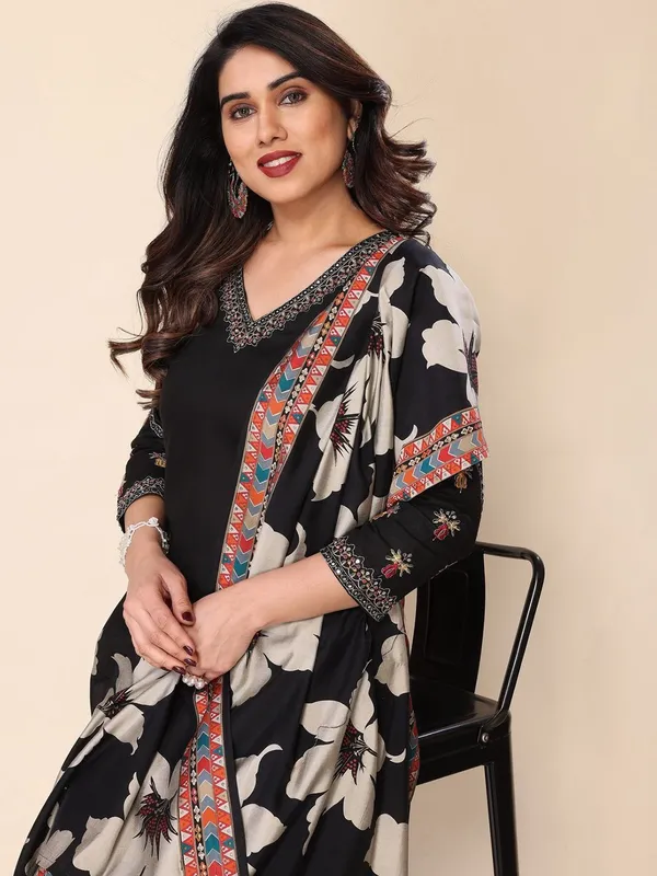 Women_Floral_Embroidered_Regular_Thread_Work_Kurta_with_Trousers_&_With_Dupatta