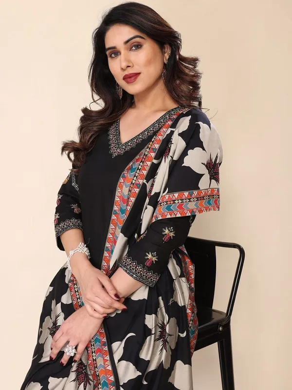 Women_Floral_Embroidered_Regular_Thread_Work_Kurta_with_Trousers_&_With_Dupatta