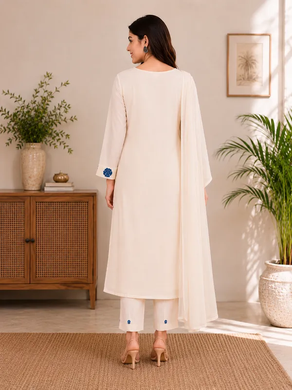 Women_Floral_Embroidered_Regular_Thread_Work_Kurta_with_Trousers_&_With_Dupatta