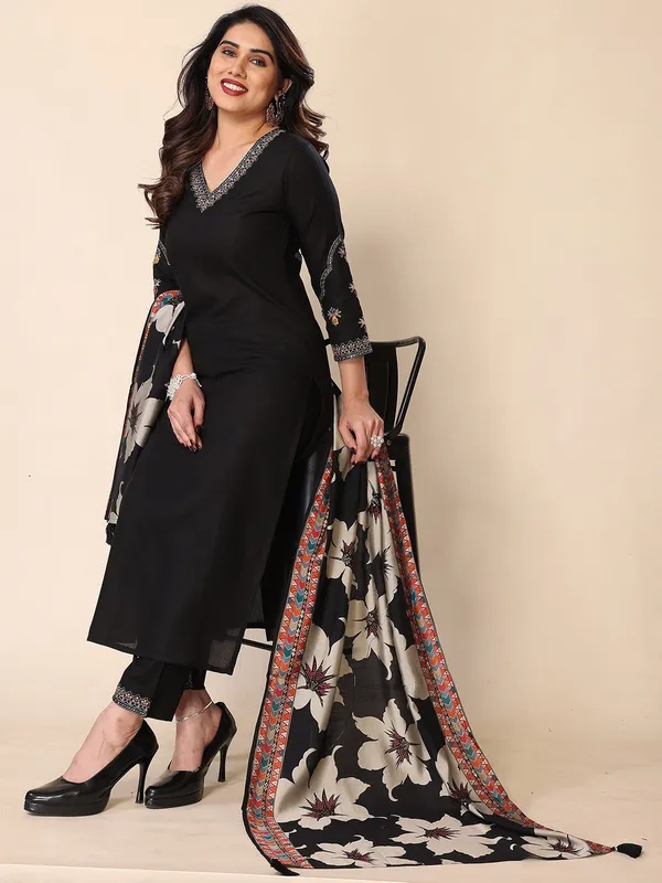 Women_Floral_Embroidered_Regular_Thread_Work_Kurta_with_Trousers_&_With_Dupatta