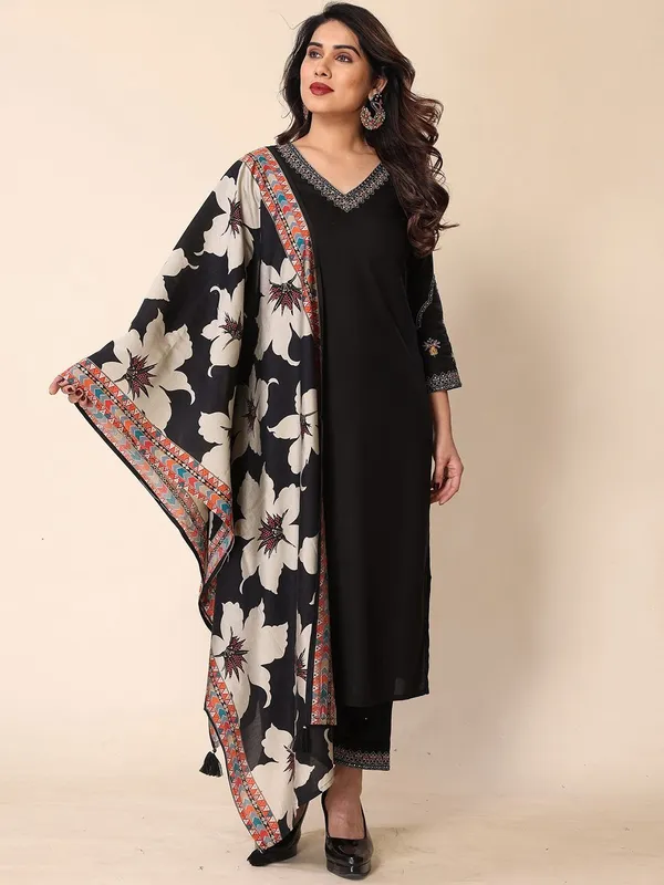 Women_Floral_Embroidered_Regular_Thread_Work_Kurta_with_Trousers_&_With_Dupatta