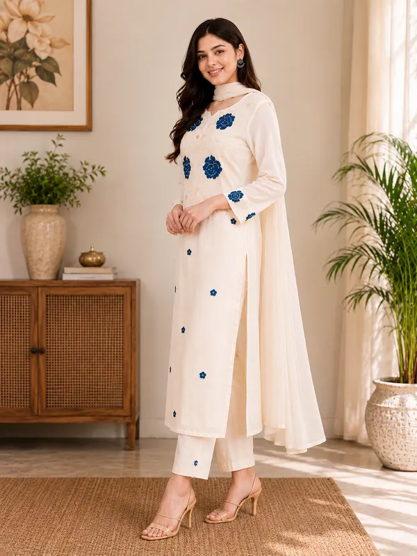 Women_Floral_Embroidered_Regular_Thread_Work_Kurta_with_Trousers_&_With_Dupatta