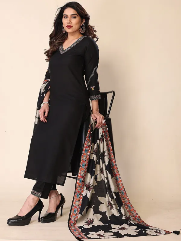 Women_Floral_Embroidered_Regular_Thread_Work_Kurta_with_Trousers_&_With_Dupatta