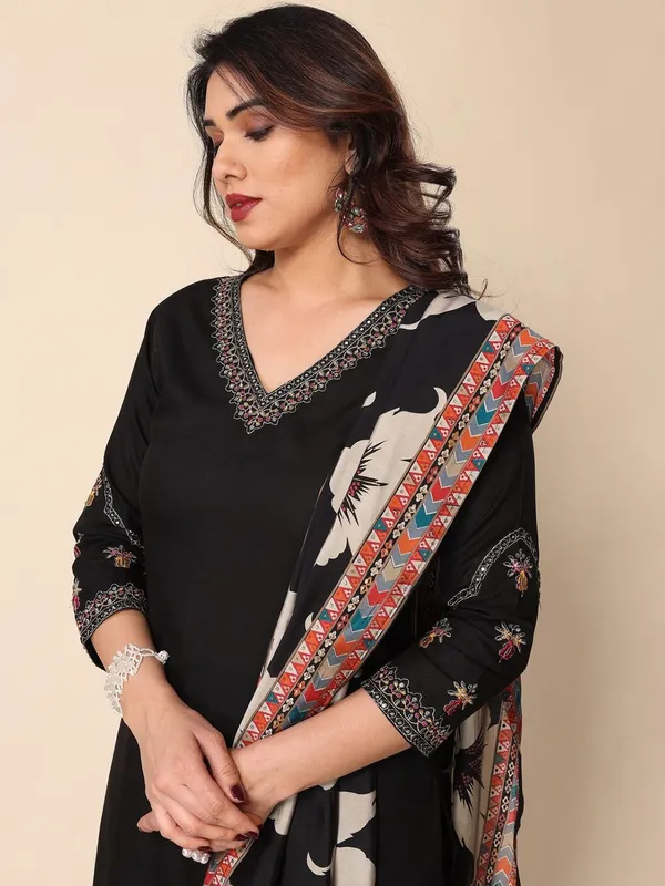 Women_Floral_Embroidered_Regular_Thread_Work_Kurta_with_Trousers_&_With_Dupatta