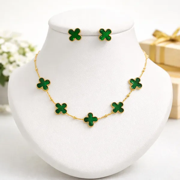 Minimal_Green_Clover_Pendant_Necklace_With_Stud_Earrings