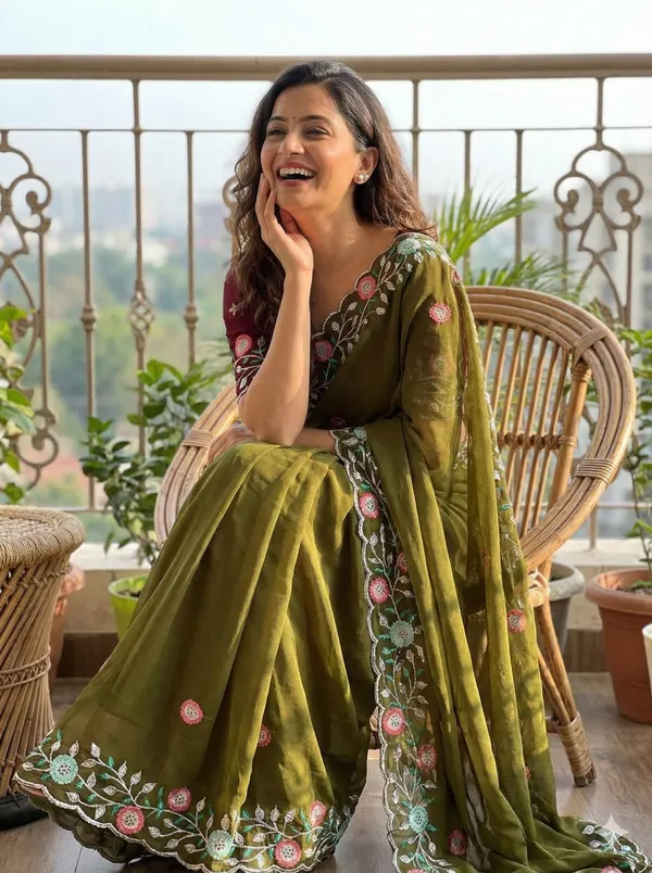 Light_Green_Star_Georgette_Embroidered_Saree_For_Women